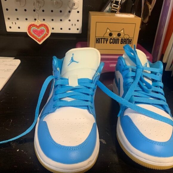 Women's Size 6 Air Jordan 1 Low Sneakers - Picture 3 of 6